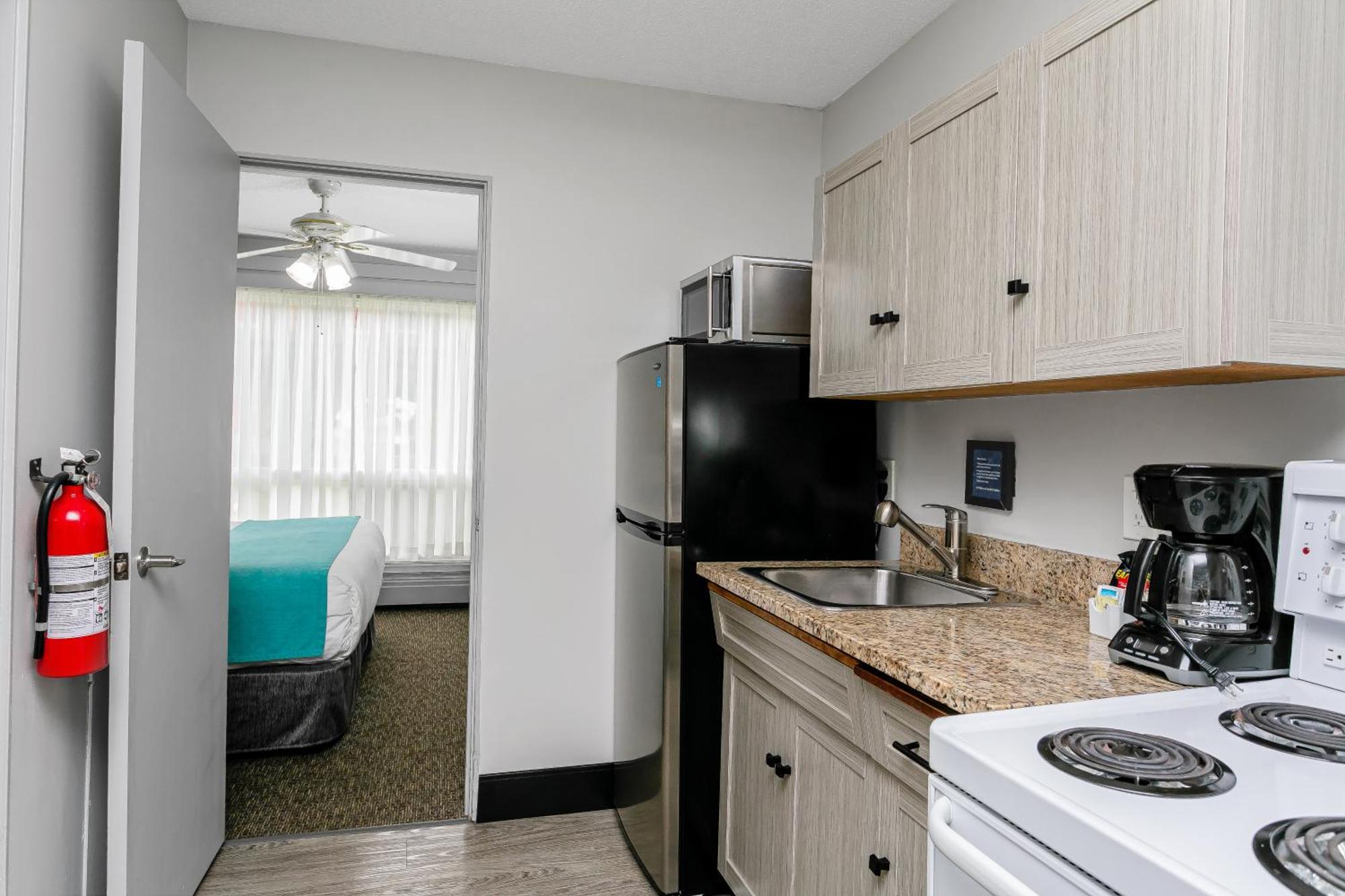Tonquin Hotel 3*